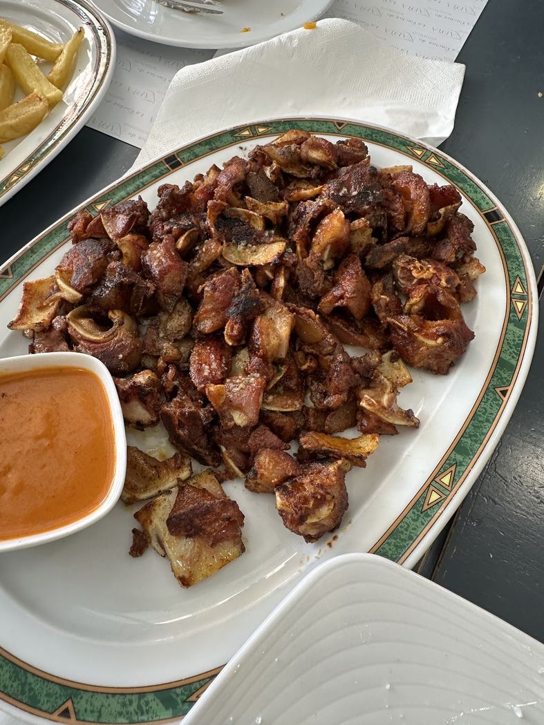 Oreja de cerdo crujiente con salsa brava, plato estrella para compartir