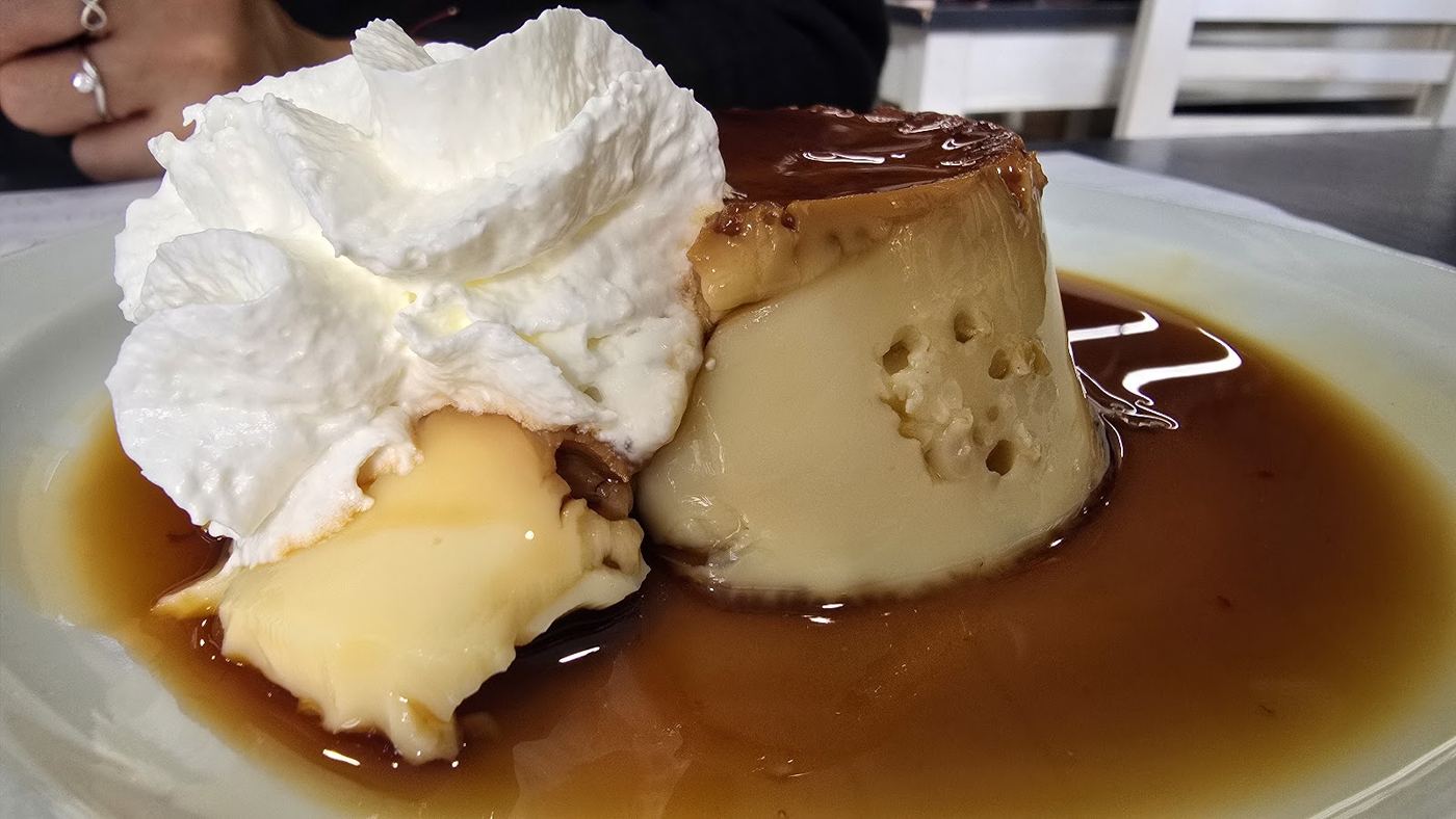 Flan de huevo casero con nata, postre tradicional elaborado con productos frescos